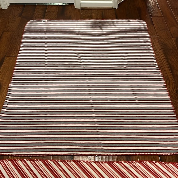 2 Like NEW Roundy Apparel 60”x48” Soft Fleece Holiday Blankets. - Picture 4 of 16